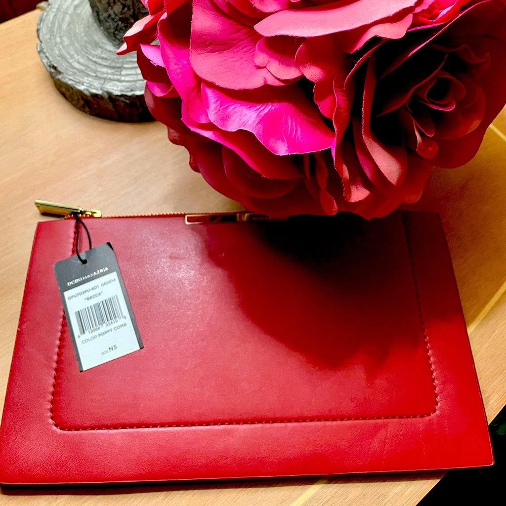 BCBG MAXAZRIA Elegant clutch